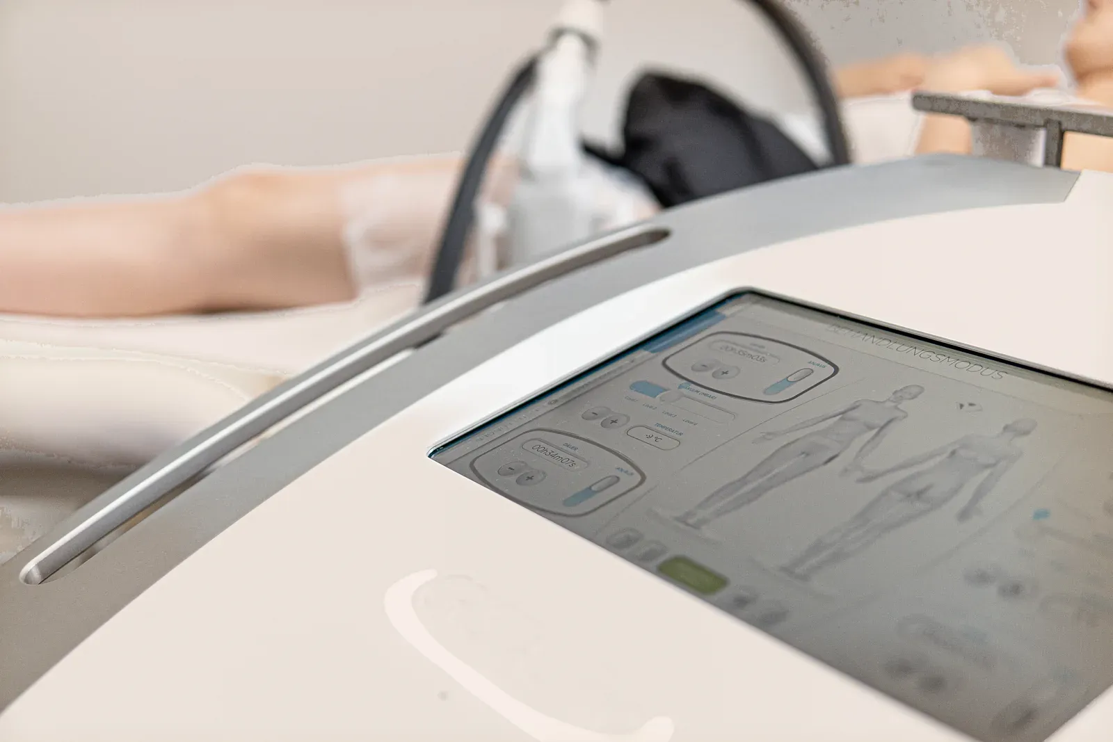 CRISTAL Pro®: Applikator über den Oberschenkeln, daneben der Touchscreen mit den Körperzonen
